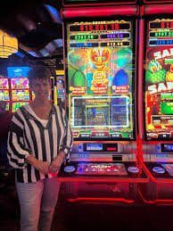 Người dùng Việt Nam đang chơi game slot trên điện thoại tại 789bet 88